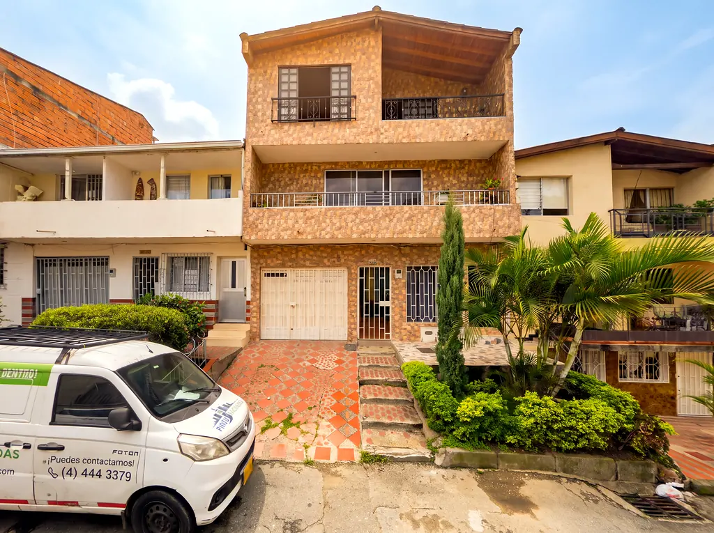 Camioneta de Pintufachadas frente a una vivienda en Medellín